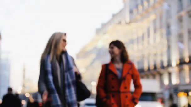 Twee Jonge Vrouwen Lopen Straat — Stockvideo