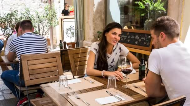 Hombre Mujer Restaurante Bebiendo Vino — Vídeos de Stock