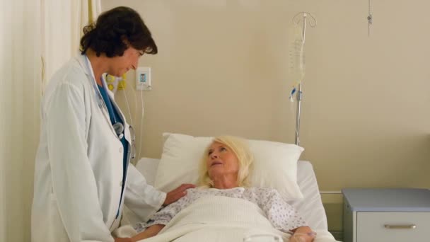 女医生在医院与病人交谈 — 图库视频影像