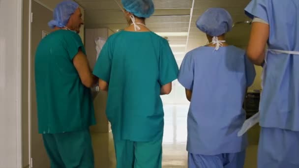 Cuatro Doctores Caminando Pasillo Del Hospital — Vídeos de Stock