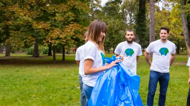 Voluntários Com Sacos Lixo — Vídeo de Stock