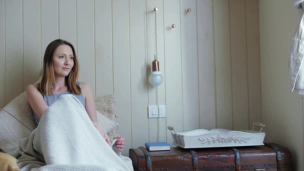 Portret Van Jonge Vrouw Zitten Bed — Stockvideo