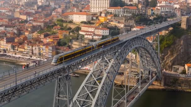 Bahn Auf Brücke Und Stadtbild Bei Sonnenuntergang Porto Portugal — Stockvideo