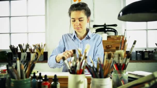 Joven Artista Femenina Abriendo Tarro Con Tinta — Vídeos de Stock