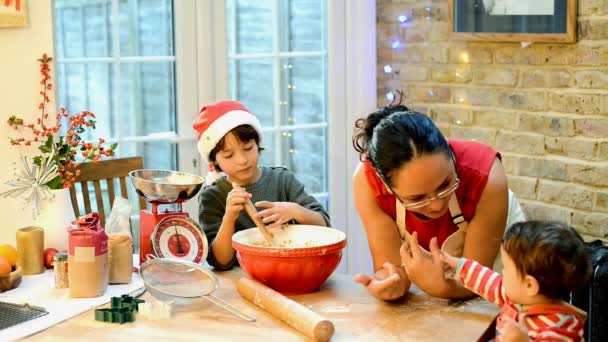 Mãe Filhos Cozinhar — Vídeo de Stock