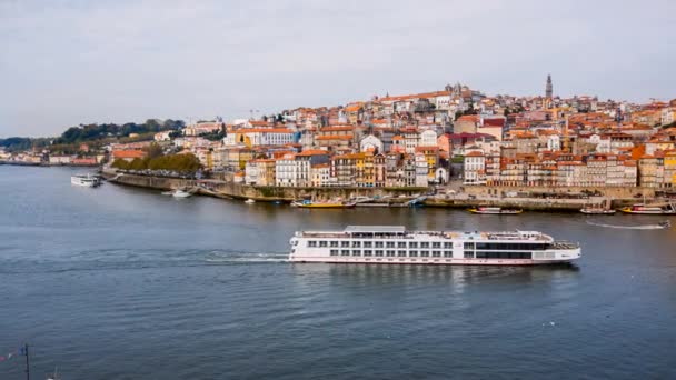 Tourboat Och Stadsbilden Porto Portugal Dagtid — Stockvideo