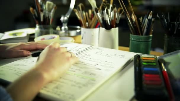 Primo Piano Della Donna Artista Che Scrive Sketchbook — Video Stock