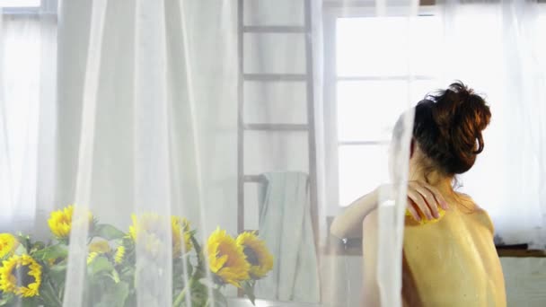 Mujer Joven Tomando Baño Con Esponja Limpieza — Vídeos de Stock