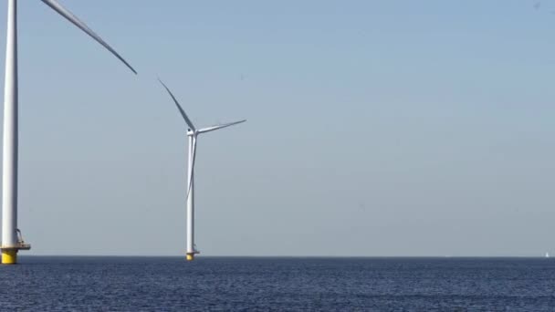 Meeres Und Windenergieanlagen Tag — Stockvideo
