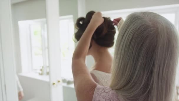 Frauen Bereiten Sich Vor Der Hochzeit Vor Dem Spiegel Vor — Stockvideo