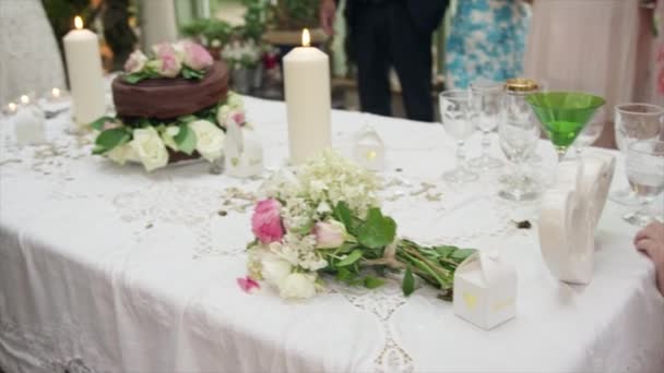 婚礼来宾和新婚夫妇在英国威尔特郡丁顿的婚宴上敬酒 — 图库视频影像