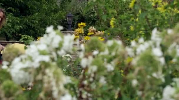 Zwei Frauen Beim Blumengießen Garten — Stockvideo