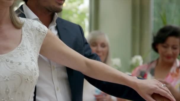 Sposa Sposo Che Preparano Tagliare Torta Nuziale Ricevimento Nozze Dinton — Video Stock