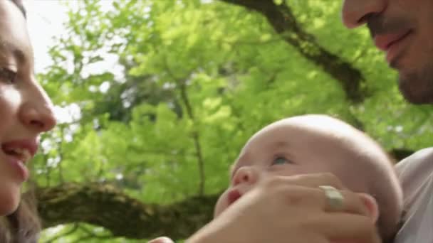 Primer Plano Pareja Besando Bebé Niño — Vídeos de Stock