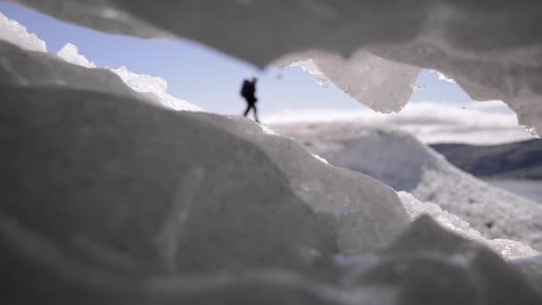 Силуэт Туриста Идущего Леднику Qualerallit Замеченный Через Отверстие Леднике Qualerallit — стоковое видео