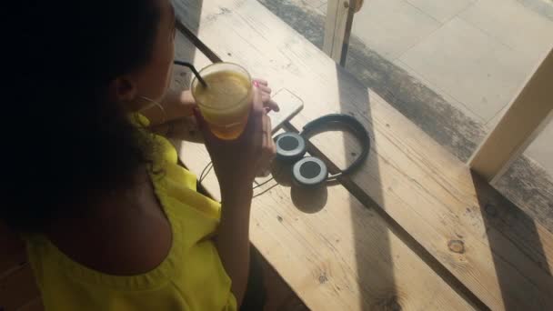 Mujer Bebiendo Jugo Naranja Escuchando Música Hackney Londres Inglaterra Reino — Vídeos de Stock