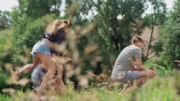 Amigos Jogando Salto Sapo Campo Verão — Vídeo de Stock