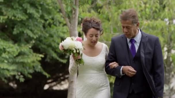 Passeggiata Sposa Con Padre Nel Giardino Estivo — Video Stock