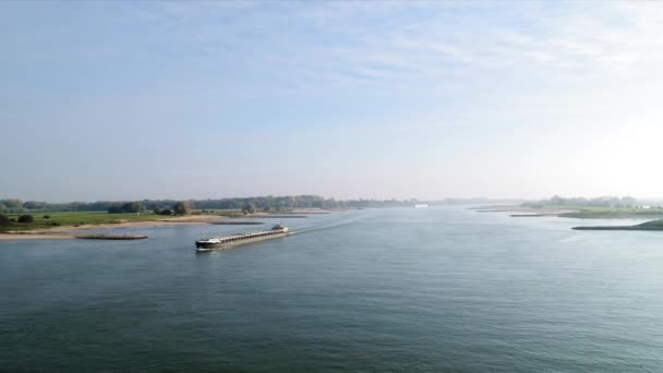 Barges Řece Během Sucha Empel Noord Brabant Nizozemsko — Stock video