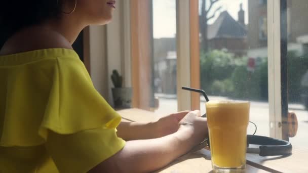 Kvinna Sitter Café Och Med Smartphone — Stockvideo