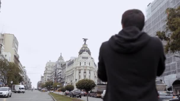 Uomo Che Fotografa Edificio Metropolis Madrid Spagna — Video Stock