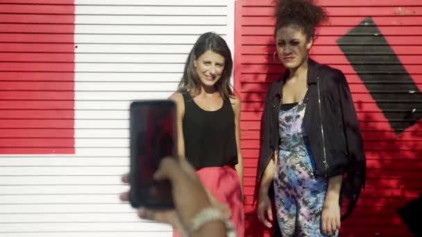 Bayan Woman Renkli Duvarın Önünde Dans Eden Arkadaşlarını Kaydediyor Hackney — Stok video
