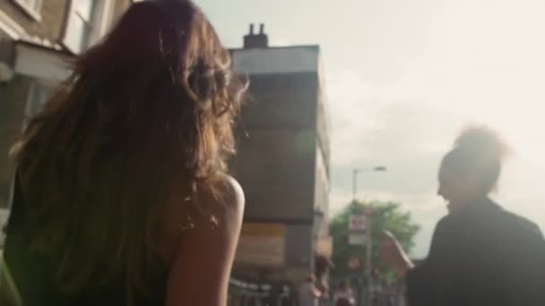通りを歩く女性の友人 — ストック動画