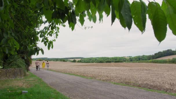 Amigos Caminhando Com Bicicleta Paisagem Rural — Vídeo de Stock