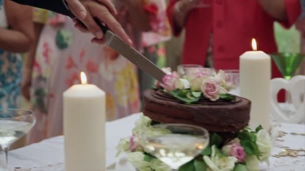Gelin Damat Düğün Resepsiyonunda Pasta Kesiyorlar — Stok video