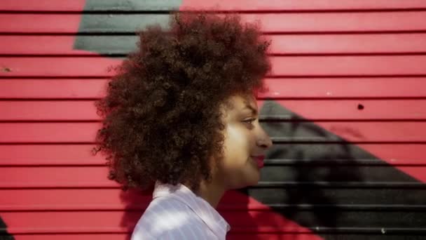 Kırmızı Duvara Karşı Gülümseyen Kadın Portresi Hackney Londra Ngiltere — Stok video