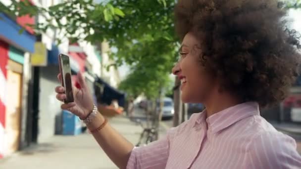 Genç Bir Kadın Akıllı Telefonuyla Fotoğraf Çekiyor Hackney Londra Ngiltere — Stok video