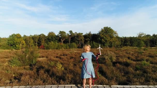 Дівчина Стоїть Полі Тримає Модель Вітрової Турбіни — стокове відео
