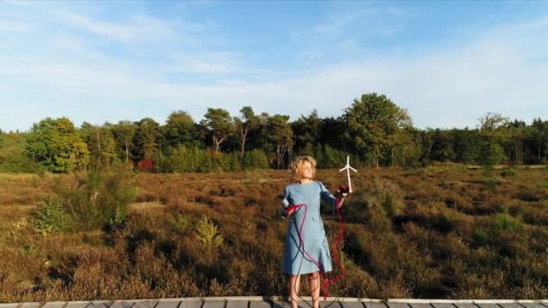 Fille Debout Dans Champ Tenant Modèle Éolienne — Video