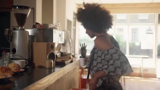 Mladá Žena Opouští Kavárnu Kávou Telefonem Hackney Londýn Anglie Velká — Stock video