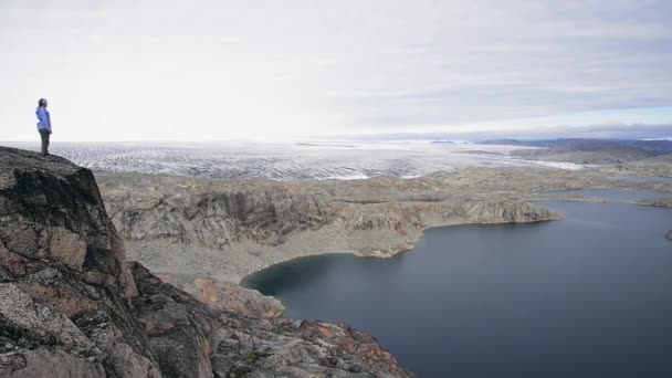 Kobieta Stojąca Szczycie Skały Patrząca Lodowiec Qualerallit South Greenland Grenlandia — Wideo stockowe