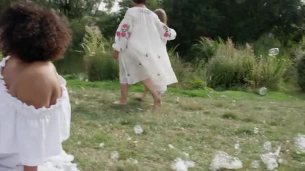 Ženy Dívky Sedící Pikniku Mezi Mýdlovými Bublinami Dinton Wiltshire Velká — Stock video