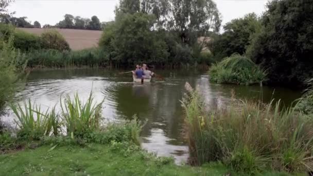 Mladí Přátelé Veslování Loď Přes Rybník — Stock video