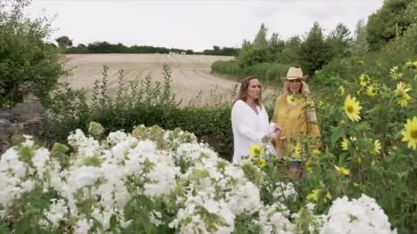 Kadınlar Bahçede Yürüyor Çiçekleri Kokluyor — Stok video