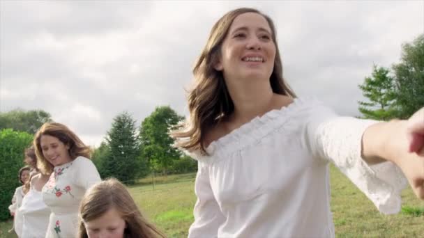 Vrouwen Meisje Hand Hand Rennen Weide — Stockvideo