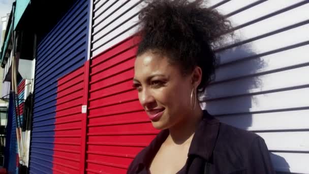 Retrato Mujer Sonriente Contra Pared Colorida — Vídeo de stock