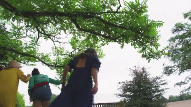 Arkadaşlar Parkta Piknik Yapıyorlar Dinton Wiltshire Ngiltere — Stok video