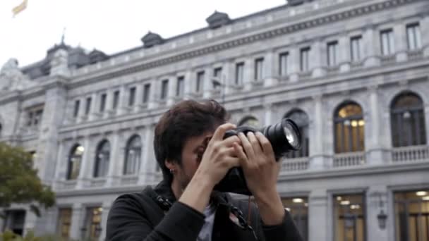 Uomo Che Fotografa Edificio Metropolis Madrid Spagna — Video Stock