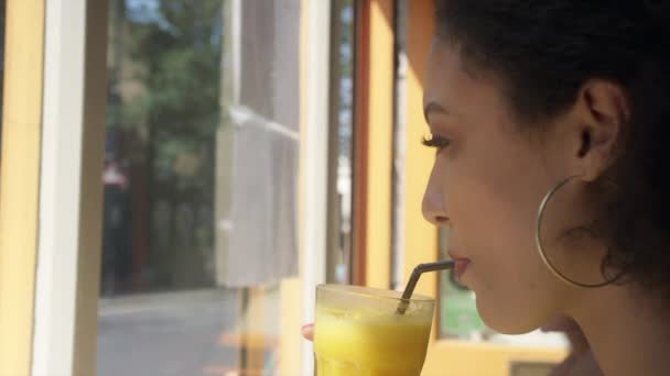 Mujer Bebiendo Jugo Naranja Cafetería Hablando Con Amigo Hackney Londres — Vídeo de stock