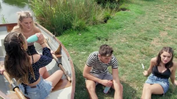 Amis Assis Sur Herbe Par Bateau Rames Parlant — Video