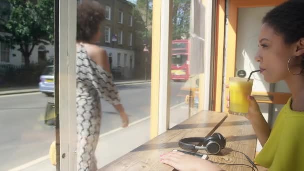 Mujer Bebiendo Zumo Naranja Escuchando Música Hackney Londres Inglaterra Reino — Vídeo de stock