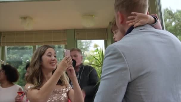 Kadın Erkek Düğün Resepsiyonunda Dinton Wiltshire Ngiltere — Stok video