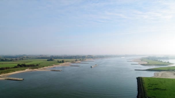 Chiatta Sul Fiume Durante Siccità — Video Stock