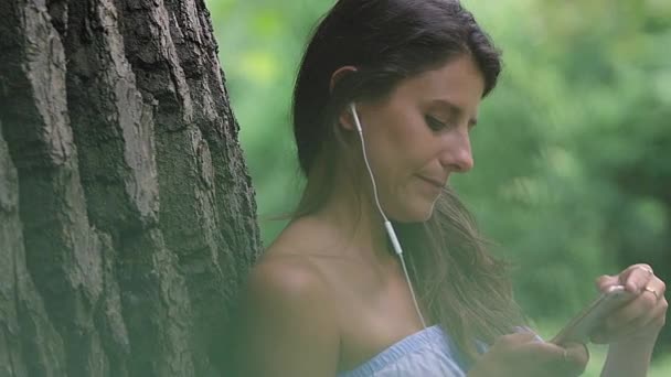 Mujer Usando Smartphone Parque Ciudad — Vídeo de stock