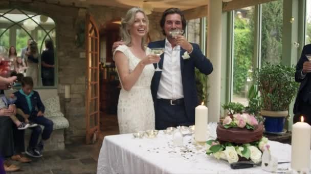 Braut Und Bräutigam Trinken Champagner Bei Hochzeitsempfang — Stockvideo