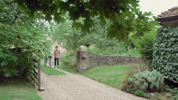 Vrienden Wandelen Met Fiets Hond Onverharde Weg — Stockvideo